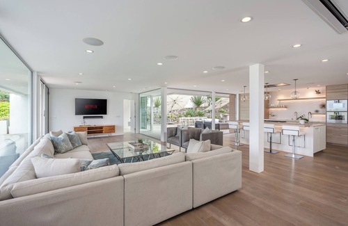 Country Club House | La Jolla Hillside Retreat with Ocean Views, Chef's Kitchen & Hot Tub