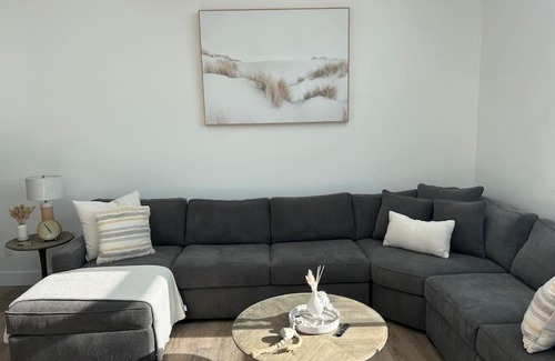 Beach Barber Tract House | La Jolla Townhouse steps away from Windansea beach