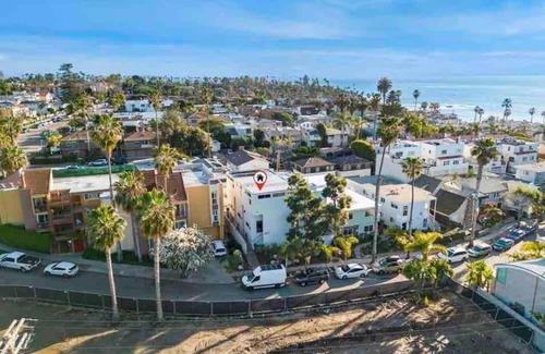 Beach Barber Tract House | La Jolla Townhouse steps away from Windansea beach