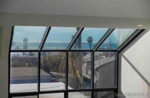 Beach Barber Tract House | La Jolla Townhouse steps away from Windansea beach