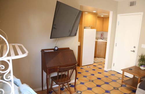 Beach Barber Tract Apartment | La Jolla-WindanSea-Beach Barber Track Studio
