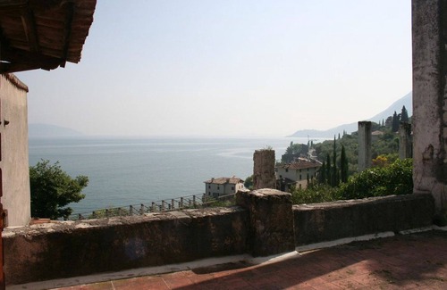 Gargnano Villa | La Limonaia Villa from a former Zitrnengewächshaus near the lake with pool