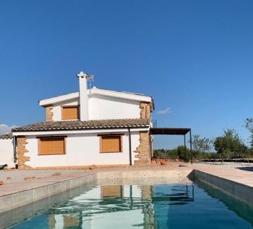 Les Coves de Vinroma Ski Chalet | La Llobatera Casa Rural