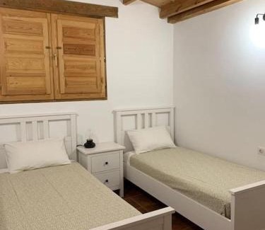 Les Coves de Vinroma Ski Chalet | La Llobatera Casa Rural