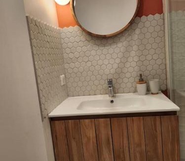 Petite-France Apartment | La météorite