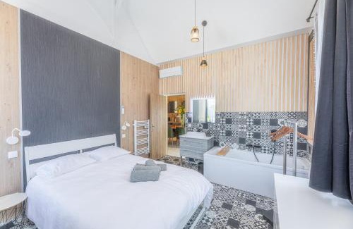 Villaines-les-Rochers Apartment | La Maison du Bois Brûlé 1 - Avec piscine partagée