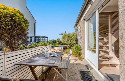 Ploudalmezeau House | La Maison du Gardien