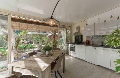 Prado - Republique Apartment | La Maison Fleurie, Beautiful 2 Br Apartment With Garden By Halldis