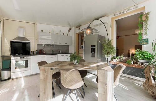 Prado - Republique Apartment | La Maison Fleurie, Beautiful 2 Br Apartment With Garden By Halldis