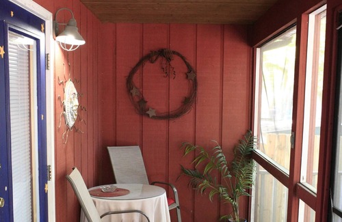 Utica House | La Noche-Cottage-Jacuzzi-Queenn ( no pet)
