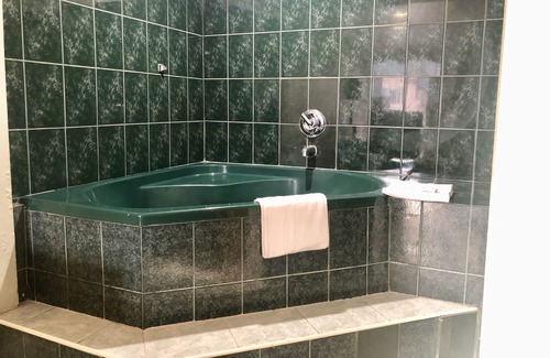 College East Hotel | La Petite Rouge Motel