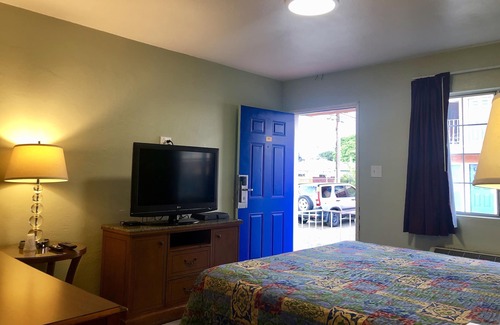 College East Hotel | La Petite Rouge Motel