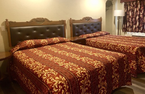 College East Hotel | La Petite Rouge Motel