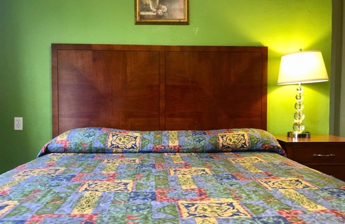 College East Hotel | La Petite Rouge Motel