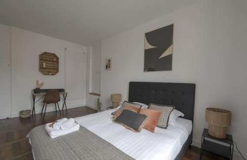 Centre Apartment | La Place Saint-Michel