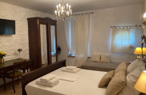 Saint-Nicolas-de-la-Grave House | La porte dorée...