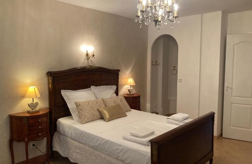 Saint-Nicolas-de-la-Grave House | La porte dorée...