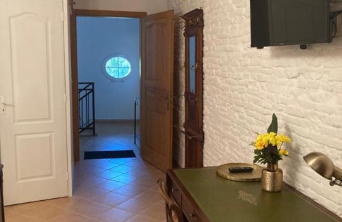 Saint-Nicolas-de-la-Grave House | La porte dorée...