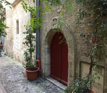 Pezenas Apartment | La Porte Rouge