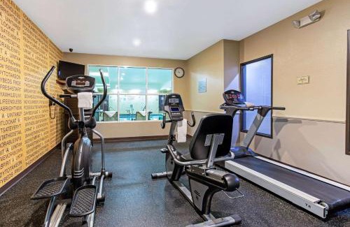 Montbello Hotel | La Quinta by Wyndham Denver Gateway Park