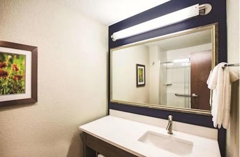 Greenwich Hotel | La Quinta by Wyndham Wichita Northeast