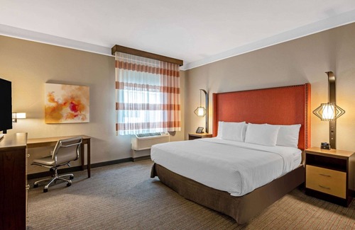 Downtown Hotel | La Quinta Inn & Suites by Wyndham San Francisco Airport N