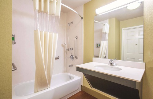 Bentonville Hotel | La Quinta Inn & Suites by Wyndham Bentonville