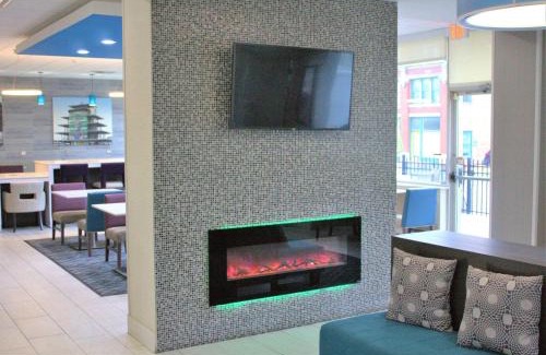 Market East District Hotel | La Quinta Inn & Suites by Wyndham Indianapolis Downtown