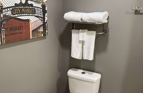 Market East District Hotel | La Quinta Inn & Suites by Wyndham Indianapolis Downtown