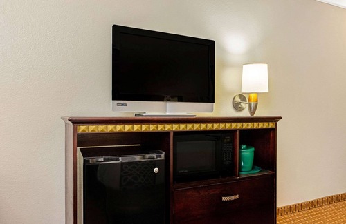 Cleburne Hotel | La Quinta Inn & Suites by Wyndham Cleburne