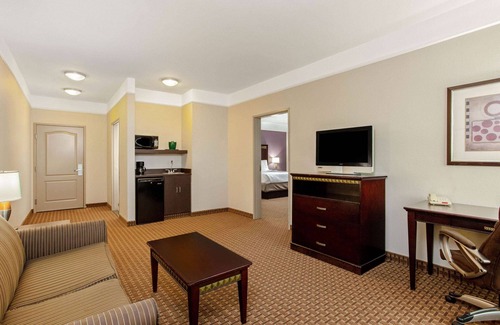 Cleburne Hotel | La Quinta Inn & Suites by Wyndham Cleburne