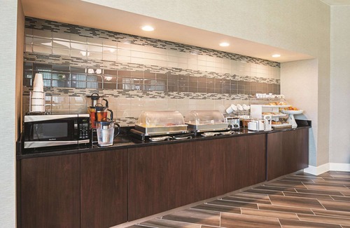 Fort Worth Hotel | La Quinta Inn & Suites by Wyndham Fort Worth City View