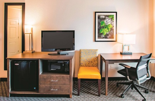 Fort Worth Hotel | La Quinta Inn & Suites by Wyndham Fort Worth City View