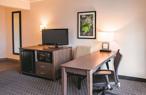 Fort Worth Hotel | La Quinta Inn & Suites by Wyndham Fort Worth City View