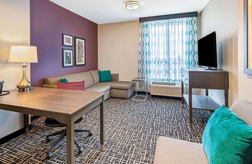 McAllen Hotel | La Quinta Inn & Suites by Wyndham McAllen La Plaza Mall