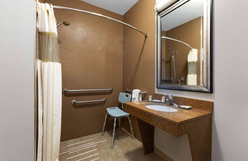 Alvin Hotel | La Quinta Inn & Suites by Wyndham Alvin