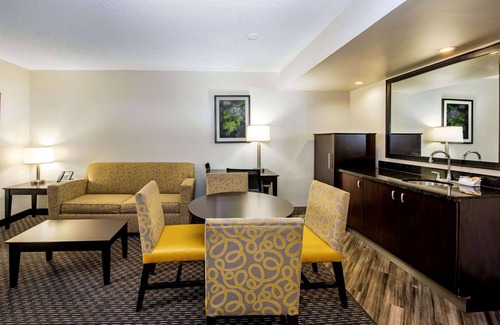 Survey Creek Hotel | La Quinta Inn & Suites by Wyndham Fort Lauderdale Tamarac