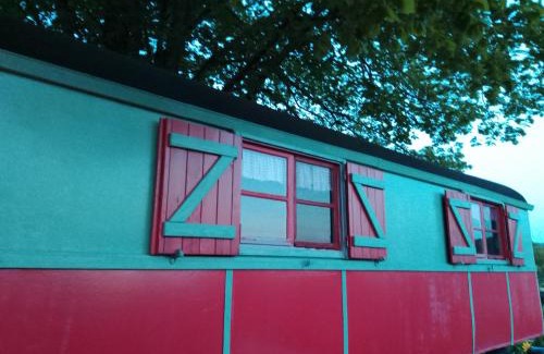 La Celle Bed & Breakfast | La Roulotte De Lola - Chambre d'hôtes