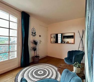 Saint-Martin-de-Londres Apartment | La Suite