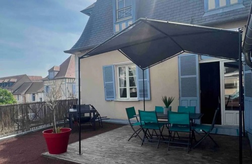 Auxerre Apartment | "La terrasse du Palais" Nice standing in the city center, parking at the foot of the building.