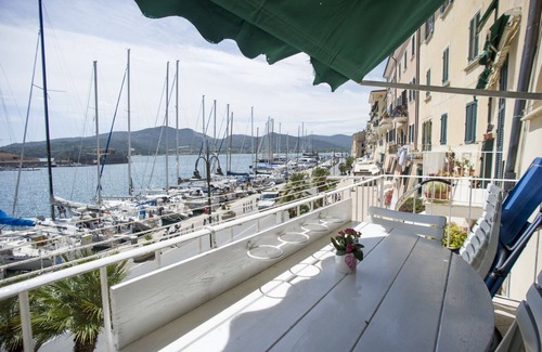 Portoferraio Old Town Apartment | La Tonnina overlooking the sea of Darsena