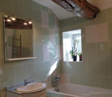 Verneuil-le-Chateau Bed & Breakfast | La Tour du Raygnier