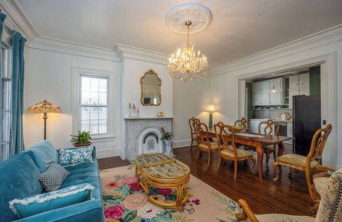 Warwick House | La Victoria 5-bedroom estate in the heart of Warwick, an Hour away from NYC