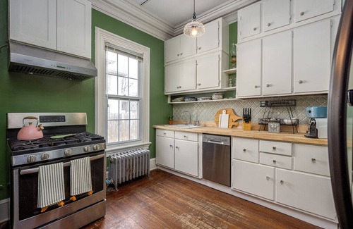 Warwick House | La Victoria 5-bedroom estate in the heart of Warwick, an Hour away from NYC