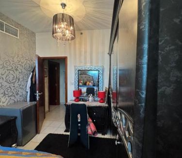 Dubai Sports City House | La-vida room - Females only