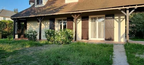 Montigny-les-Cormeilles Bed & Breakfast | La Villa Jacuzzi et Cinéma "LES 300" à 15 min de Paris JO 2024 et du Stade de France TARIFS PRIVILEGES SEMAINE OU MOIS DISPONIBLE