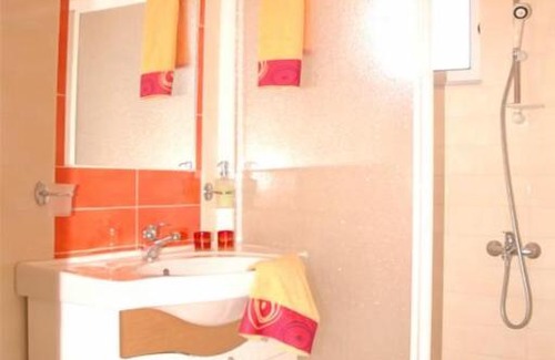 Vigklafia Apartment | Laconia Collection 'Applause Red' Apartment