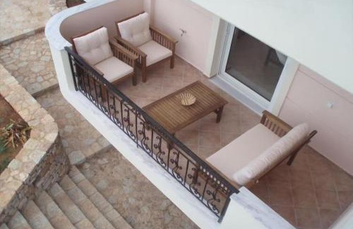 Vigklafia Apartment | Laconia Collection 'Applause Red' Apartment
