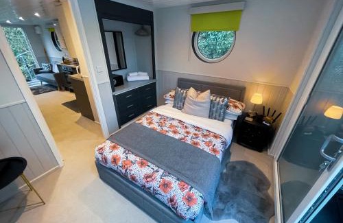 Maidstone Apartment | Lady Florence, Maidstone a Unique River Boat with Castle Views