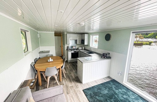 Maidstone Boat Rental | Lady Lily Maidstone River Boat with Castle Views